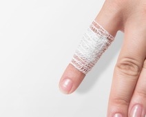 Opaska dziana 4mx5cm przykład palec.jpg